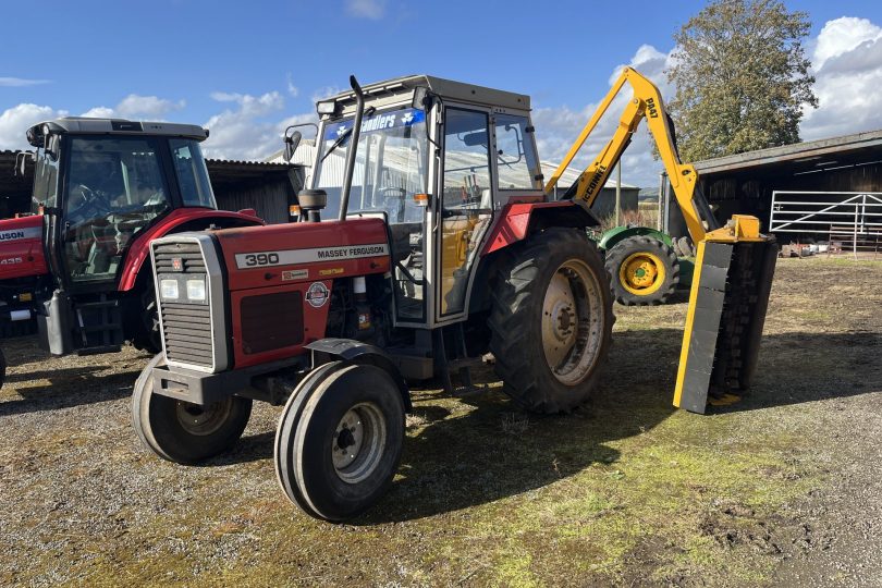 Lot 426 – (1996) MASSEY FERGUSON 390 TRACTOR