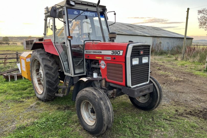 Lot 426 – (1996) MASSEY FERGUSON 390 TRACTOR